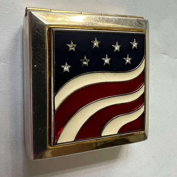 Vintage Estée Lauder ‘America The Beautiful’ Compact - Picture 11 of 13